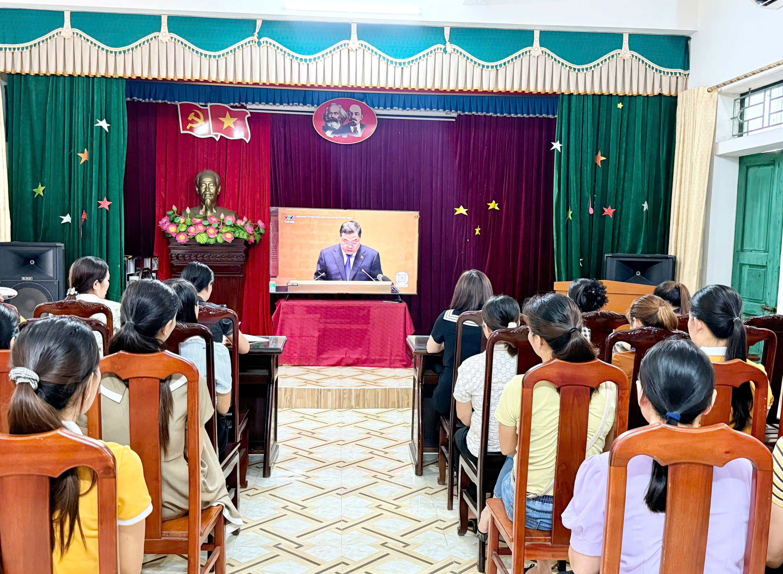 Trường Mầm non Nghĩa Trung tham dự hội nghị trực tuyến quán triệt Nghị quyết số 10-NQ/TW