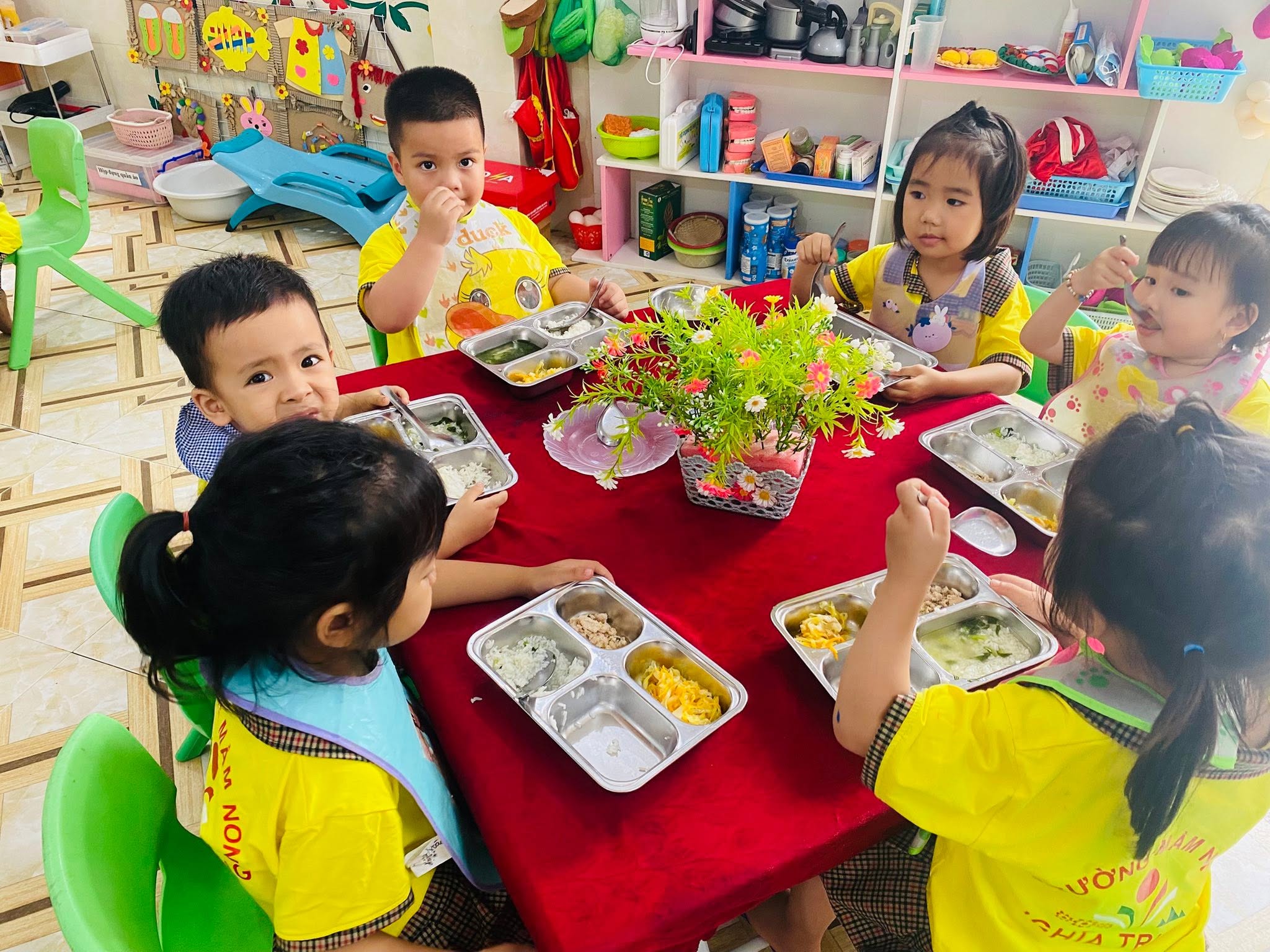 Trường Mầm non Nghĩa Trung chăm sóc dinh dưỡng cho trẻ trong mùa hè