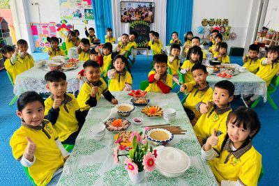 Video ” Bé thưởng thức bữa cơm gia đình”