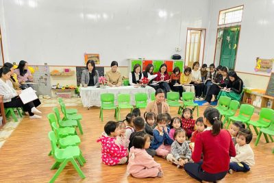 Sinh hoạt chuyên môn khối theo hướng nghiên cứu bài học.