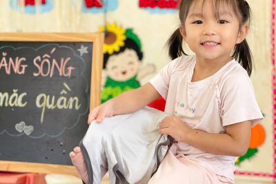 “Bé tự mặc quần” – Những bước nhỏ trên hành trình trưởng thành của các con 3 tuổi trường Mầm non A Nghĩa Hưng