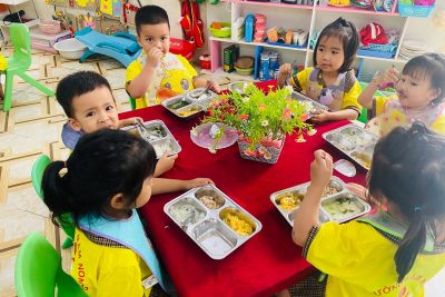 Trường Mầm non Nghĩa Trung chăm sóc dinh dưỡng cho trẻ trong mùa hè