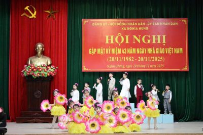 Những giai điệu tri ân của cô và trò Mầm non Nghĩa Trung góp sắc màu rực rỡ tại Hội nghị kỷ niệm 43 năm Ngày Nhà giáo Việt Nam do ĐU–HĐND–UBND xã Nghĩa Hưng tổ chức
