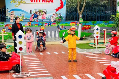 ảnh trẻ tham gia giao thông